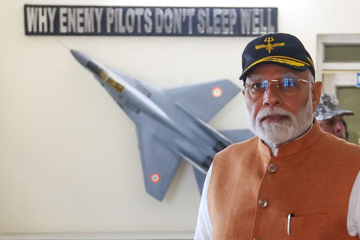 आंखों में अंगार माथे पर त्रिशूल और पीछे लिखी इबारत मोदी का पाक को कड़ा संदेश