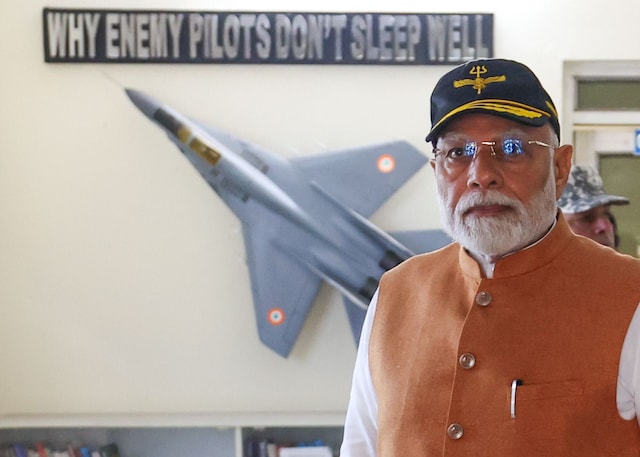 आंखों में अंगार, माथे पर त्रिशूल और पीछे लिखी इबारत; मोदी का पाक को कड़ा संदेश आंखों में अंगार, माथे पर त्रिशूल और पीछे लिखी इबारत; मोदी का पाक को कड़ा संदेश