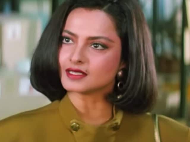 जैसे ही ऑन हुआ कैमरा, एक्टर ने बिना सहमति के रेखा के होंठों पर किया था KISS, गुस्से से तमतमा उठी थी एक्ट्रेस जैसे ही ऑन हुआ कैमरा, एक्टर ने बिना सहमति के रेखा के होंठों पर किया था KISS, गुस्से से तमतमा उठी थी एक्ट्रेस