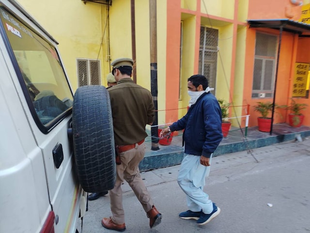 UP में दहशत फैलाने की साजिश नाकाम, हिजबुल आतंकी को 10 साल की सजा UP में दहशत फैलाने की साजिश नाकाम, हिजबुल आतंकी को 10 साल की सजा