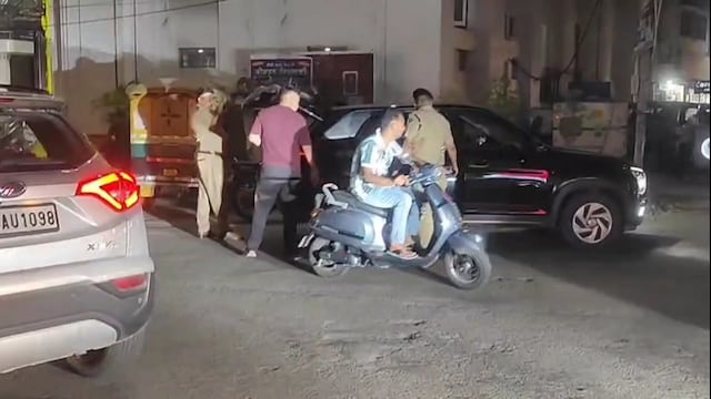 पुलिस ने स्कूटी को रुकने का किया इशारा, हड़बड़ा कर भागने लगे 3 युवक...