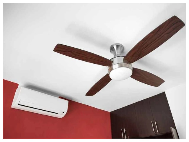 AC के साथ फैन चलाने से क्या कम आता है बिजली बिल? 99% लोग नहीं जानते सच्चाई AC के साथ फैन चलाने से क्या कम आता है बिजली बिल? 99% लोग नहीं जानते सच्चाई
