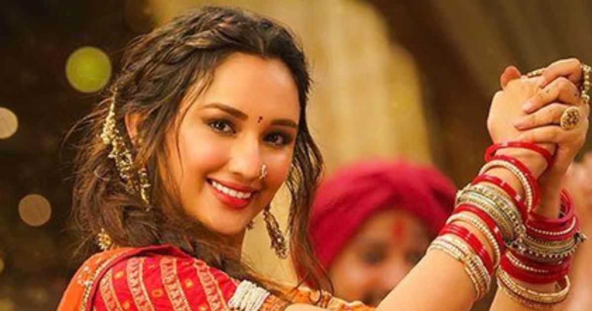 Dance in 45 degrees of 300 people … ‘The song’ Dholida Dhol Nagada ‘on Juban, Akanksha Sharma made it crazy with Garba Moves