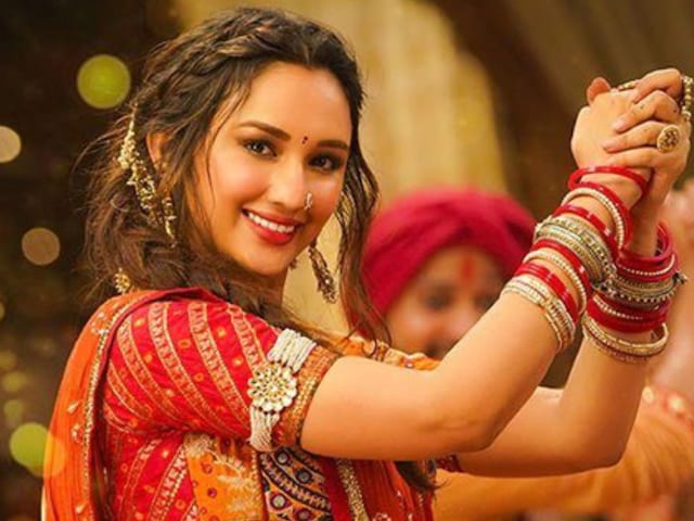 'Dance of 300 people in 45 degrees ...' The song 'Dholida Dhol Nagada' on Juban 'Dance of 300 people in 45 degrees ...' The song 'Dholida Dhol Nagada' on Juban