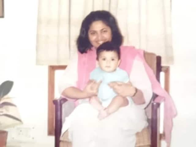 This child sitting in mother's lap is a big star, wife is a famous heroine, recognized? This child sitting in mother's lap is a big star, wife is a famous heroine, recognized?