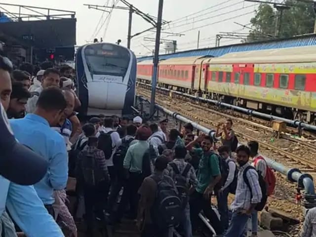 रेलवे स्टेशन पर हंगामा, वंदे भारत ट्रेन ट्रैक पर रुक गया