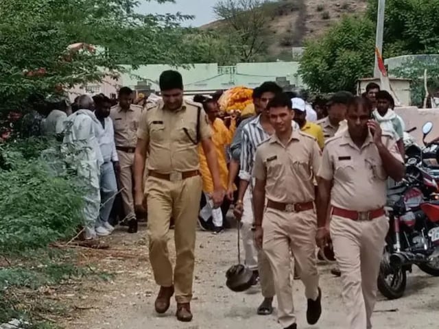 वह गाँव जहां कई हिंदू परिवार रहते हैं, लेकिन दाह संस्कार पहली बार किया गया था! वह गाँव जहां कई हिंदू परिवार रहते हैं, लेकिन दाह संस्कार पहली बार किया गया था!