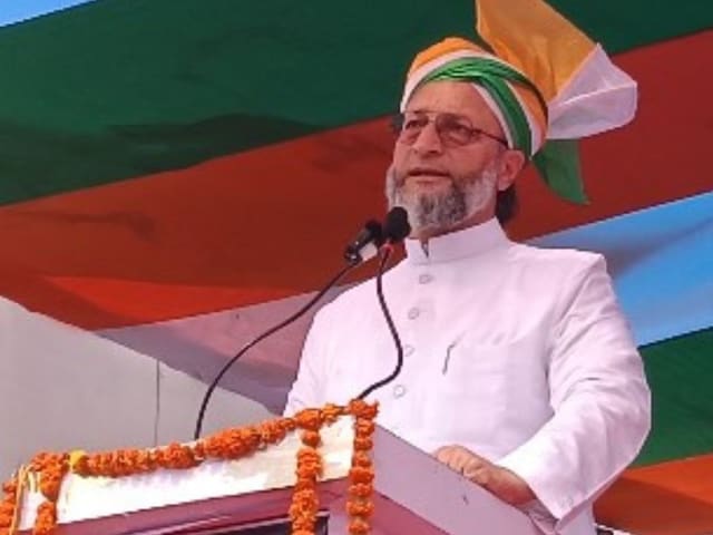 तिरंगा पगड़ी पहन ओवैसी ने कही लाखों लोगों के मन की बात,चंपारण से चुनावी शंखनाद