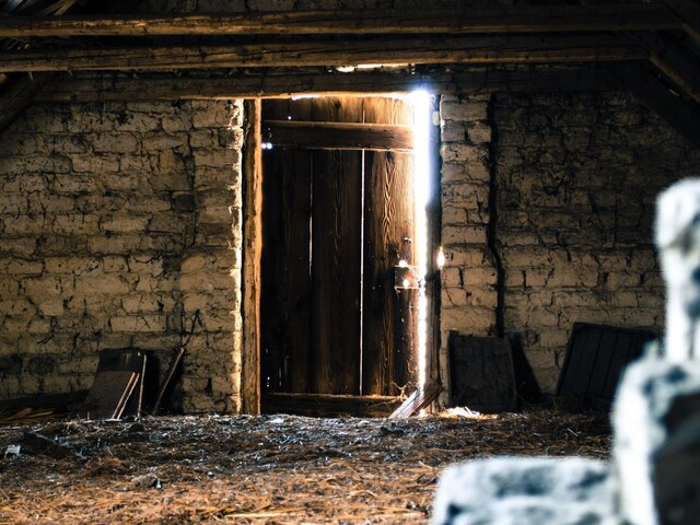 attic-secret-2025-05-70fd3464ae8effff97dff1a6ee75f3e9 The woman shifted to 127 year old house, something strange in the room, opened up and opened 'mystery'!
