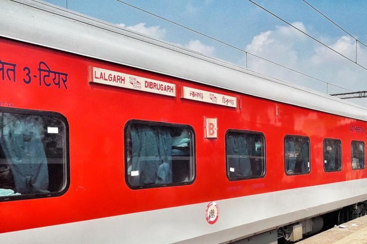 जादू वाली ट्रेन एक ही समय पर तीन अलग-अलग स्टेशनों से गुजतरी है