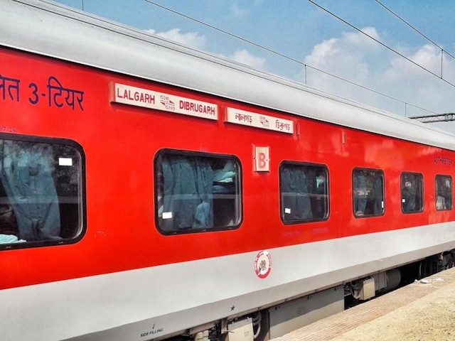 'मैजिक' ट्रेन एक ही समय में तीन अलग -अलग स्टेशनों से गुजरती है 'मैजिक' ट्रेन एक ही समय में तीन अलग -अलग स्टेशनों से गुजरती है