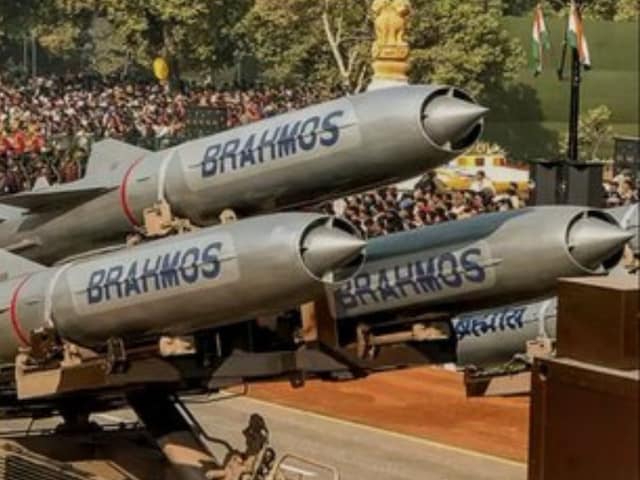 पाकिस्तान से युद्ध के बाद ब्रह्मोस की बढ़ी डिमांड, खरीदने की होड़ में 16 देश पाकिस्तान से युद्ध के बाद ब्रह्मोस की बढ़ी डिमांड, खरीदने की होड़ में 16 देश