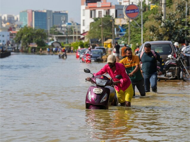 24 घंटे में 40 mm बारिश, शहर बना तालाब, घरों में घुसा पानी, तूफान से हालत खराब