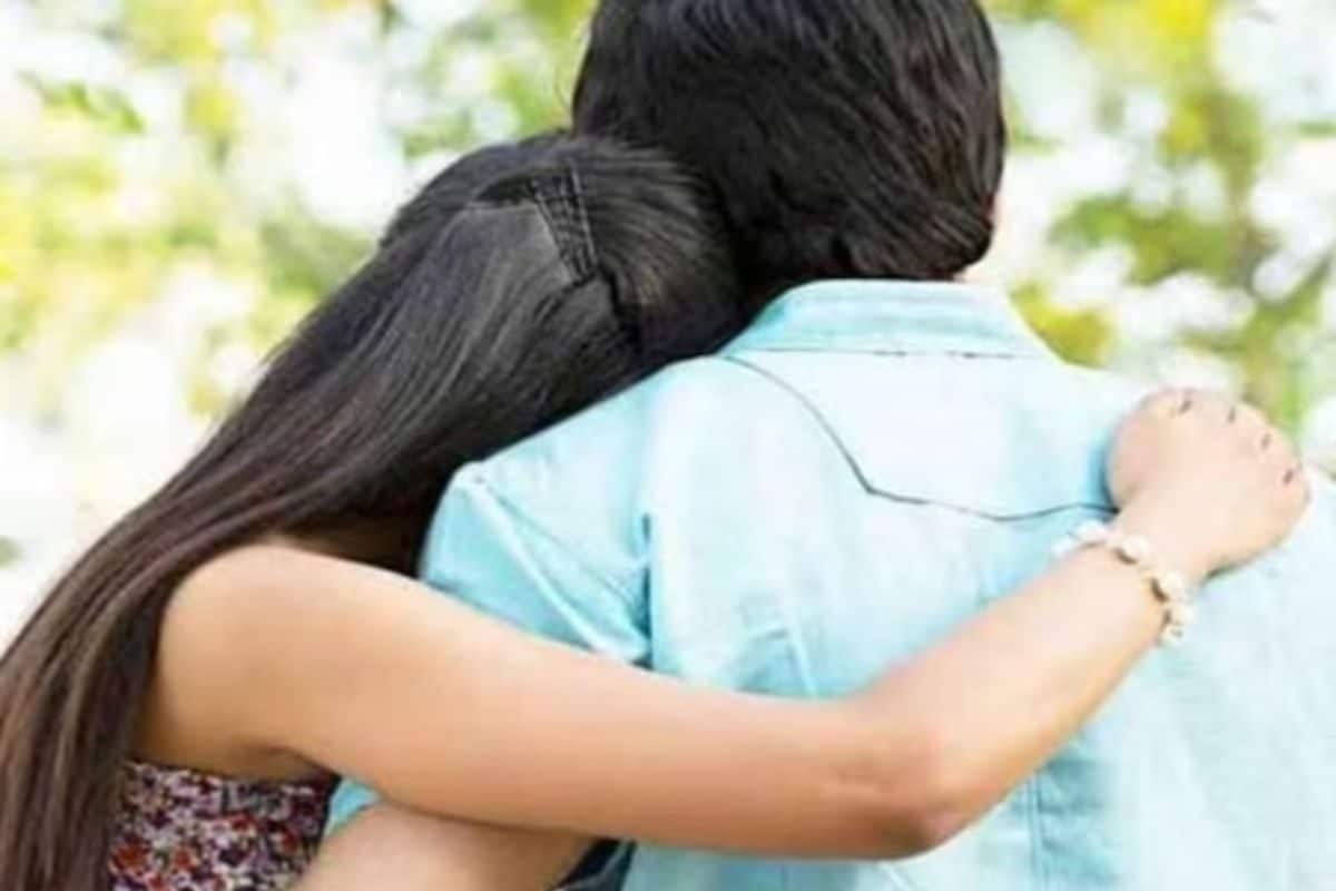 17 साल के लड़के के टच में आई भौजाई धीरे से बोली- सुनो कमरे में फिर