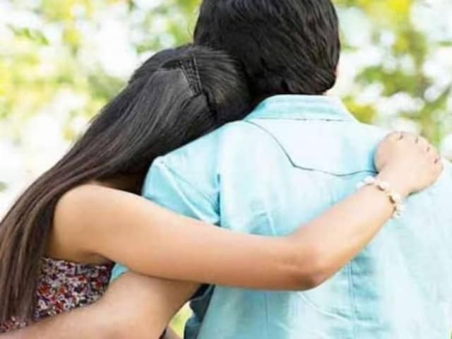 17 साल के लड़के के टच में आई भौजाई, धीरे से बोली- सुनो कमरे में..., फिर