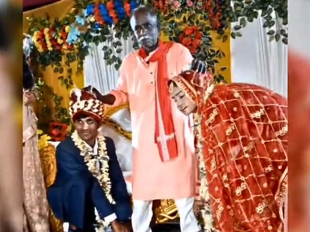 दूल्हा-दु्ल्हन से मिलने स्टेज पर पहुंचे चाचा, दिया 'तहलका आशीर्वाद'! दूल्हा-दु्ल्हन से मिलने स्टेज पर पहुंचे चाचा, दिया 'तहलका आशीर्वाद'!