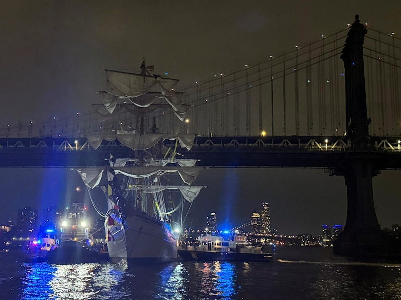 Brooklyn bridge, Brooklyn bridge accident, maxican navy ship crashed, 142 years old bridge Brooklyn bridge, Brooklyn bridge accident, maxican navy ship crashed, 142 years old bridge