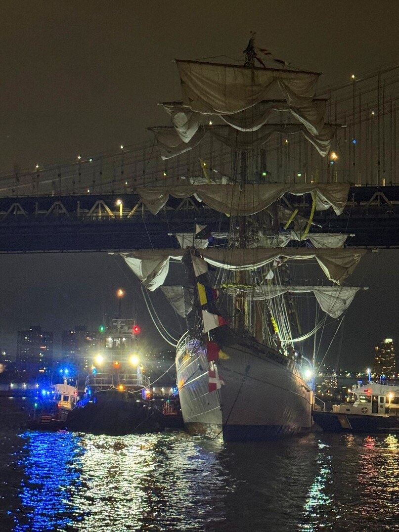 Brooklyn bridge, Brooklyn bridge accident, maxican navy ship crashed, 142 years old bridge Brooklyn bridge, Brooklyn bridge accident, maxican navy ship crashed, 142 years old bridge