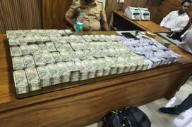 पुलिस चेकिंग में पकड़ाई कार, अंदर रखा था काला बैग, खोलते ही...