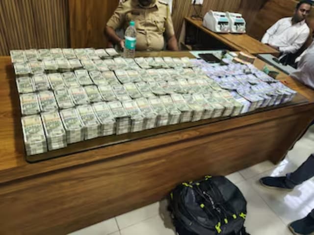पुलिस चेकिंग में पकड़ाई कार, अंदर रखा था काला बैग, खोलते ही...