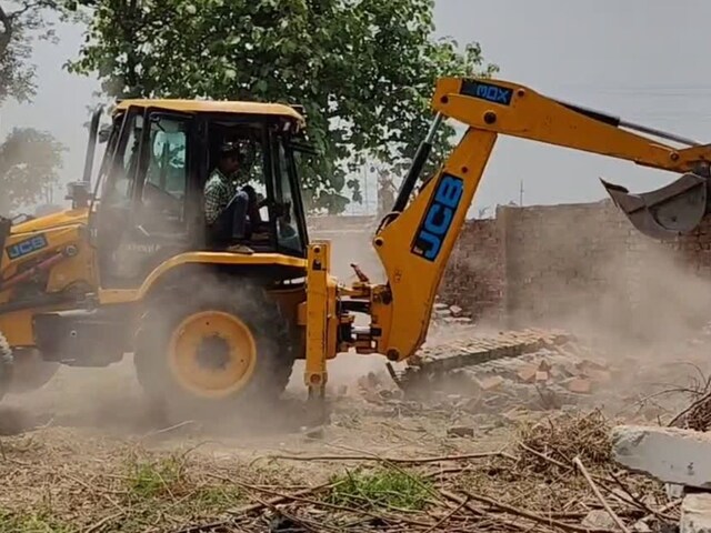 दिल्ली के अशोक विहार में झुग्गियों पर बुलडोजर एक्शन, भारी पुलिस बल तैनात