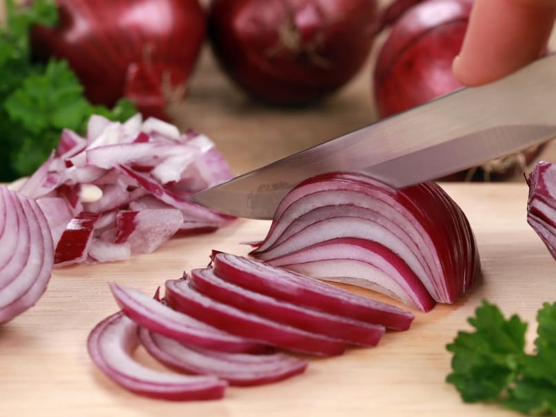 how to cut onion, how to cut onion without crying, hack to cut onion, how to avoid tears while cutting onions, how do chefs not cry when cutting onions, how to prevent your eyes from watering when cutting an onion, simple hack to cut onion, chopping onion wrong, प्याज काटने का रोना कैसे नहीं रोते, बिना रोए प्याज कैसे काटे, प्याज के रोने से कैसे बचें? प्याज कैसे काटें, बिना रोए प्याज कैसे काटें, प्याज काटने का हैक, प्याज काटते समय आंसुओं से कैसे बचें, प्याज काटते समय शेफ कैसे न रोएं
