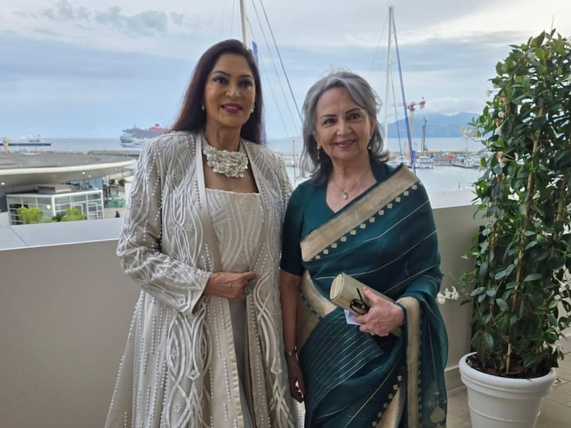 Sharmila Tagore and Simi Grewal debuted on the red carpet of Cannes Film Festival. Simi Grewal at the age of 77, while Sharmila Tagore surprised everyone with her walk on the red carpet at the age of 80. 