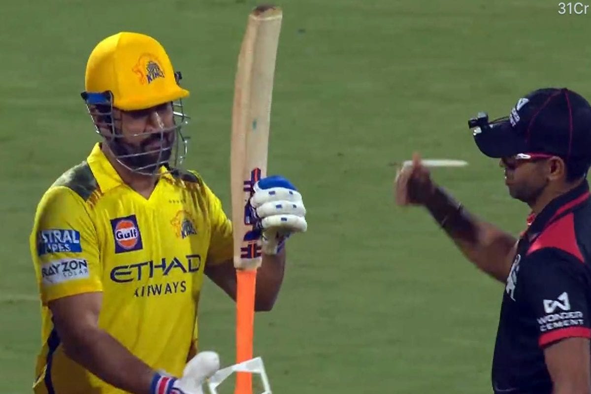 टेस्ट में फेल हुआ धोनी का बैट, फिर आनन-फानन में माही ने अंपायर के साथ जो किया