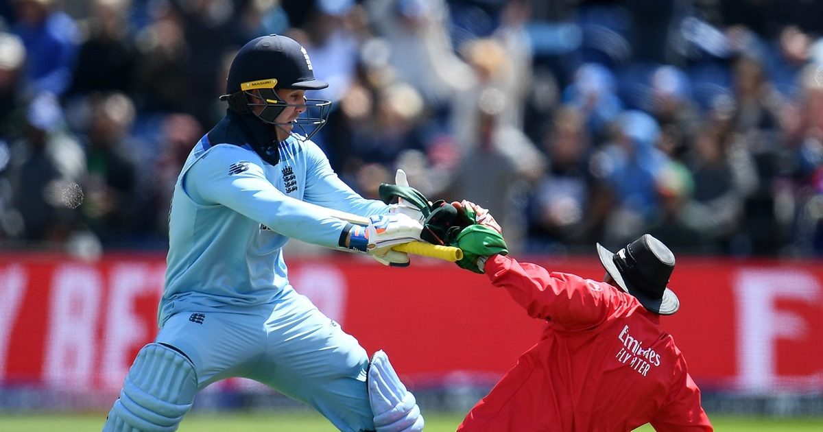 Jason Roy umpire Joel Wilson: नजर हटी दुर्घटना घटी… जब बल्लेबाज से टकराकर मैदान पर गिर पड़ा अंपायर, मुंह छिपाकर हंसने लगे क्रिकेटर्स