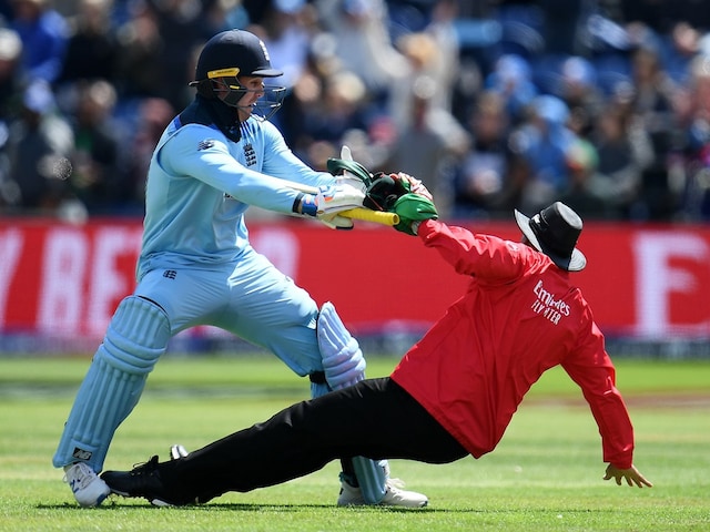 Batsman and umpire fierce collision, cricketers started laughing hiding their mouths Batsman and umpire fierce collision, cricketers started laughing hiding their mouths