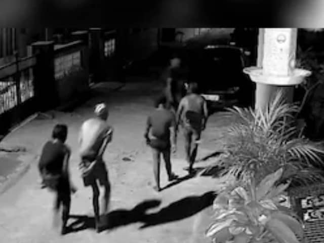 लग्जरी कार में घूमते थे युवक, पहनते थे सिर्फ चड्डी बनियान, अब खुला अजब गजब राज लग्जरी कार में घूमते थे युवक, पहनते थे सिर्फ चड्डी बनियान, अब खुला अजब गजब राज