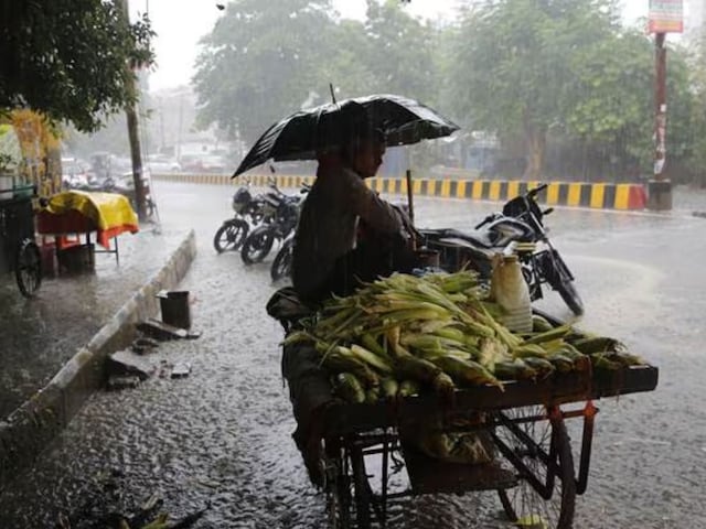 बंगाल की खाड़ी-अरब सागर में खतरनाक बवंडर, मौसम का डबल अटैक, दिल्ली में चेतावनी बंगाल की खाड़ी-अरब सागर में खतरनाक बवंडर, मौसम का डबल अटैक, दिल्ली में चेतावनी