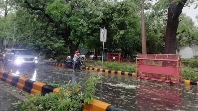 तेज आंधी, मूसलाधार बारिश और... सुबह-सुबह दिल्ली-NCR में मौसम का रौद्र रूप तेज आंधी, मूसलाधार बारिश और... सुबह-सुबह दिल्ली-NCR में मौसम का रौद्र रूप