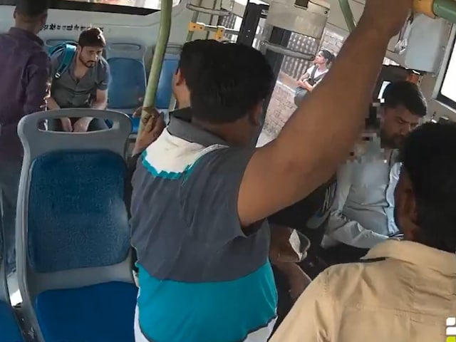 हवा भी नहीं लगी और गायब हो गया फोन! दिल्ली की बस में दिन दहाड़े चोरी! हवा भी नहीं लगी और गायब हो गया फोन! दिल्ली की बस में दिन दहाड़े चोरी!