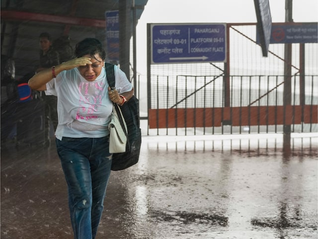 दिल्ली एनसीआर में तूफान के साथ तेज बारिश, केरल से महाराष्ट्र तक हालत खराब दिल्ली एनसीआर में तूफान के साथ तेज बारिश, केरल से महाराष्ट्र तक हालत खराब