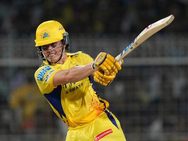 8 runs were needed on 6 balls, 2 wickets were left, then Dhoni showed strength