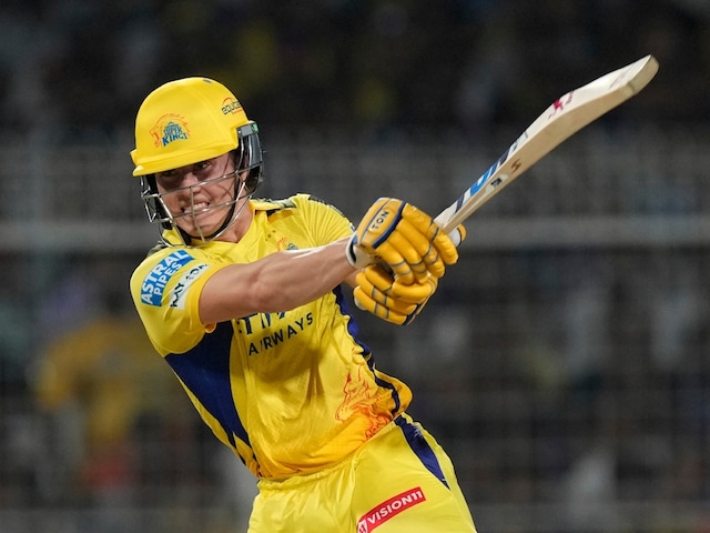 8 runs were needed on 6 balls, 2 wickets were left, then Dhoni showed strength 8 runs were needed on 6 balls, 2 wickets were left, then Dhoni showed strength