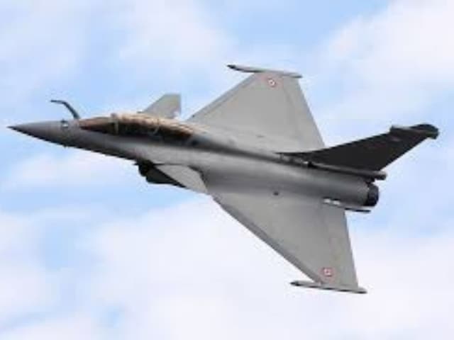 आसमान का बाहुबली है राफेल, जानें एक बार में ले जा सकता है कितनी मिसाइलें आसमान का बाहुबली है राफेल, जानें एक बार में ले जा सकता है कितनी मिसाइलें