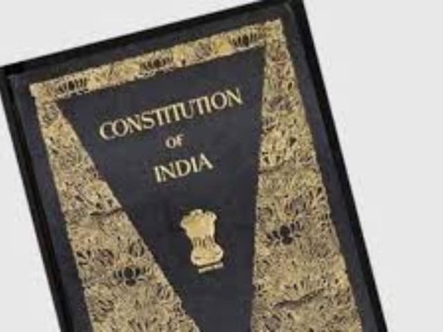 जब बजता है युद्ध का बिगुल, तो क्या छिन जाते हैं आपके मौलिक अधिकार? जब बजता है युद्ध का बिगुल, तो क्या छिन जाते हैं आपके मौलिक अधिकार?