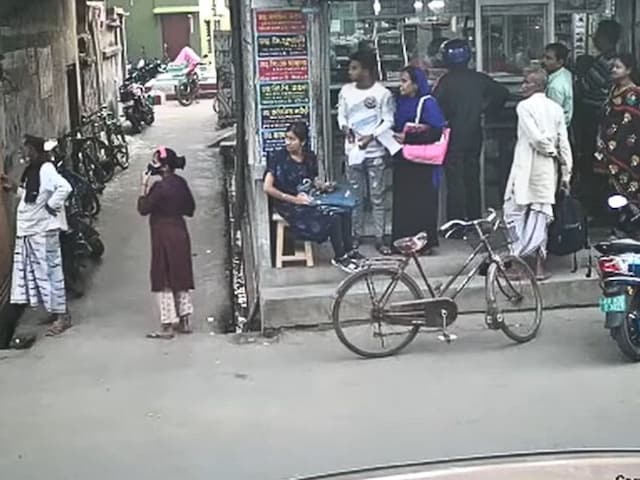 दुकान पर खड़े थे लोग, अचानक लगे भागने, कोई गली में घुसा तो कोई गाड़ी छोड़ भागा दुकान पर खड़े थे लोग, अचानक लगे भागने, कोई गली में घुसा तो कोई गाड़ी छोड़ भागा