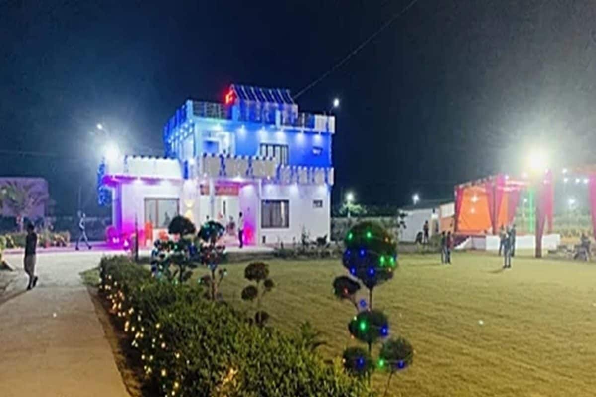 7 औरतें और 24 मर्द फार्म हाउस से आ रही थी अजीब आवाज देखते शॉक्ड हुई पुलिस