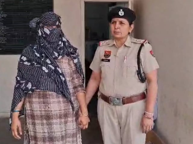 पुलिस ने कार को रोक दिया, वर्दी में बैठी महिला ने कहा - 'मैं कांस्टेबल हूं', और फिर ... पुलिस ने कार को रोक दिया, वर्दी में बैठी महिला ने कहा - 'मैं कांस्टेबल हूं', और फिर ...