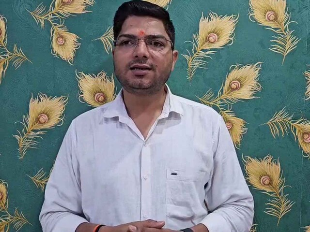 इंडिया-पाकिस्तान के बीच जारी जंग पर यूपी के इस कवि का पुराना गान हो रहा वायरल इंडिया-पाकिस्तान के बीच जारी जंग पर यूपी के इस कवि का पुराना गान हो रहा वायरल