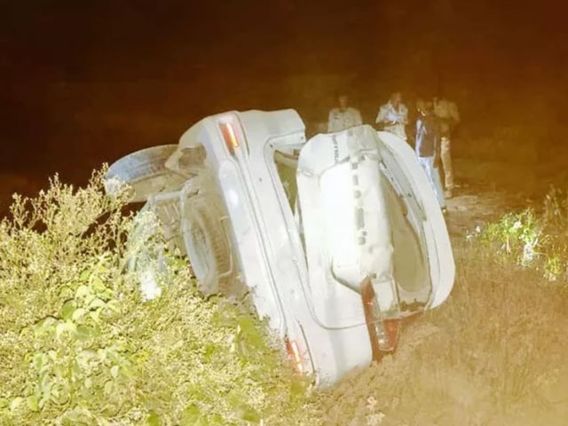 हंसी-खुशी लौट रहे थे 11 बाराती, पलक झपकते ही खाई में जा गिरी कार, 5 की गई जान हंसी-खुशी लौट रहे थे 11 बाराती, पलक झपकते ही खाई में जा गिरी कार, 5 की गई जान