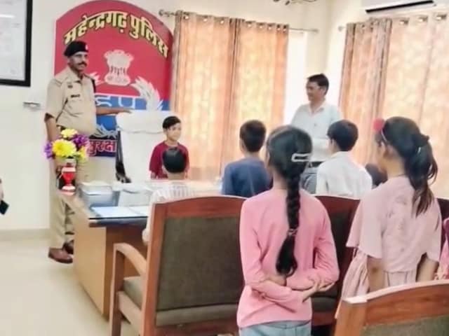 8 साल की लड़की एक SHO बन गई! कुर्सी पर बैठे, बोलियां थीं ... 8 साल की लड़की एक SHO बन गई! कुर्सी पर बैठे, बोलियां थीं ...