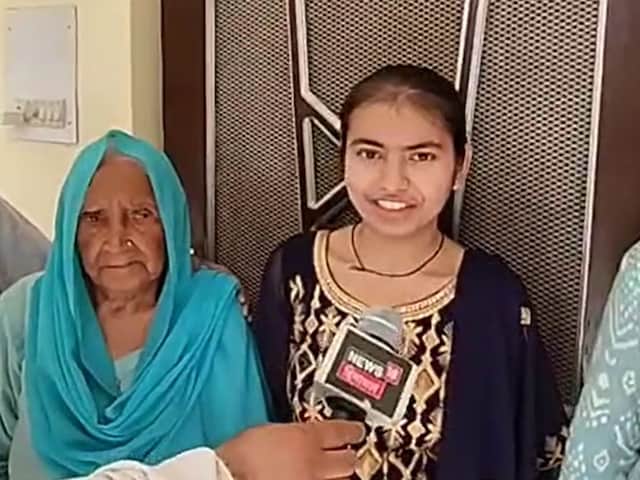 गरीबी होनहार बेटी को नहीं हरा सकती थी, 12 वीं के शीर्ष पर, कार्यकर्ता पिता के आँसू गरीबी होनहार बेटी को नहीं हरा सकती थी, 12 वीं के शीर्ष पर, कार्यकर्ता पिता के आँसू