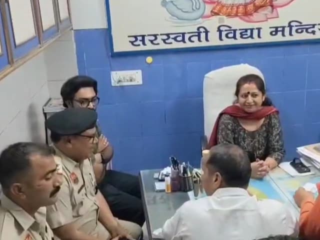महिला शिक्षक ने स्कूल में छात्रों को कलमा सिखाया, घर आकर बच्चों को हमला किया महिला शिक्षक ने स्कूल में छात्रों को कलमा सिखाया, घर आकर बच्चों को हमला किया