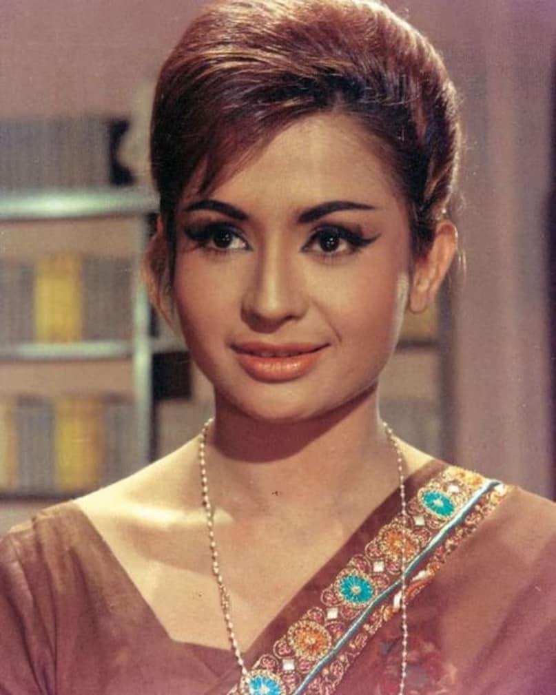Due to the decision to marry a married man, Helen continued to be a victim of hatred for years, but do you know that she had suffered a lot in her first marriage too. The actress had decided to settle the house with a 27 -year -old film director at the young age of 19 years.