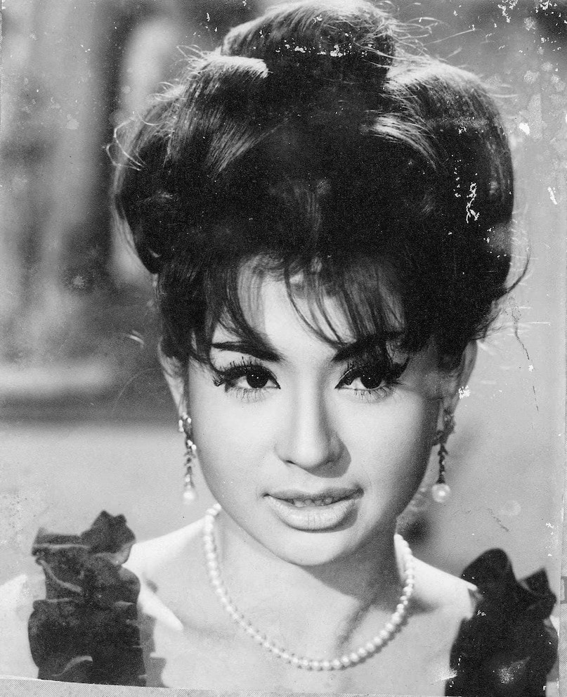 Helen was 19 years old when she decided to settle the house with film director and producer Prem Narayan Arora. The actress had accused the first husband Prem Narayan Arora of doing ash on her money. According to the allegations of the actress, her first husband had won all her property in her name. Helen was 19 years old when she decided to settle the house with film director and producer Prem Narayan Arora. The actress had accused the first husband Prem Narayan Arora of doing ash on her money. According to the allegations of the actress, her first husband had won all her property in her name.