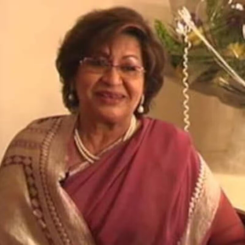 In 1981, Helen married a second marriage with married and 4 children's father Salim Khan. Salim Khan's first wife Salma and 4 of his children were badly broken by the couple's wedding. Helen had mentioned many times in her old interview that she had come to Salim Khan's house before marriage and her wife Salma was also a very good friend of her. Helen still has a malaise to break his friend's house. In 1981, Helen married a second marriage with married and 4 children's father Salim Khan. Salim Khan's first wife Salma and 4 of his children were badly broken by the couple's wedding. Helen had mentioned many times in her old interview that she had come to Salim Khan's house before marriage and her wife Salma was also a very good friend of her. Helen still has a malaise to break his friend's house.